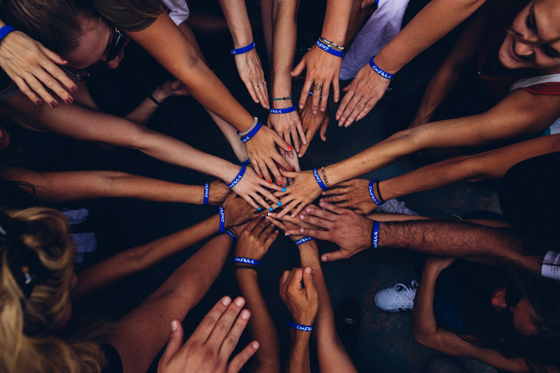Solidarité — mains unies